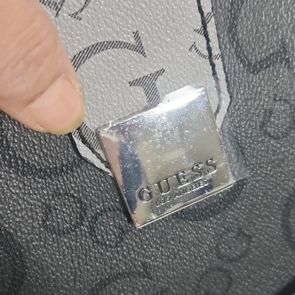 Guess shoulder or crossbody bag with 3 compartments with two snap closure and zi - Picture 10 of 11